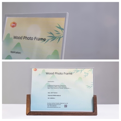 comprar Exquisita moldura fotográfica acrílica em forma de U com base de madeira para decoração de escritório online manufacture