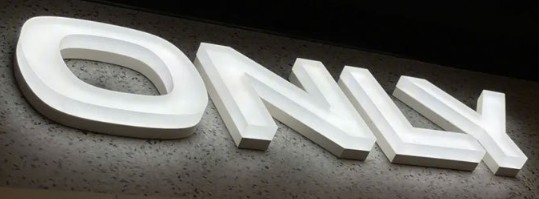 Logotipo de plástico lançado sinal luminoso folha de acrílico sinalização carta mini para loja