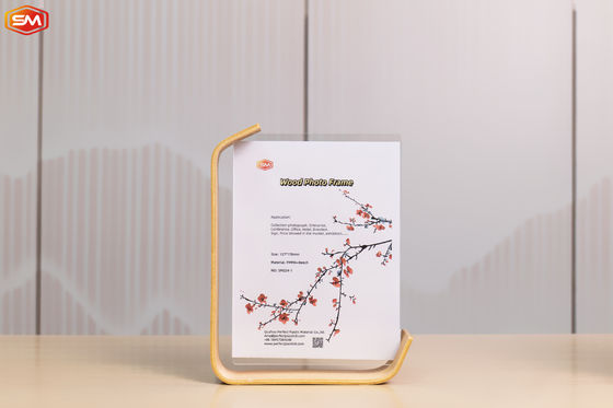 Quadro fotográfico acrílico em forma de L com base de madeira