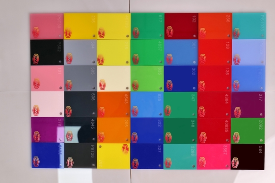 Folha acrílica colorida em várias cores e espessuras para seus projetos com superfície lisa e sem cheiro quando cortado